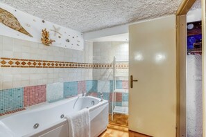 Standard-Apartment, Mehrere Schlafzimmer, 2 Bäder (Thai House private parking near lake) | Badezimmer | Badewanne und Dusche (separat), Haartrockner, Bidet, Handtücher