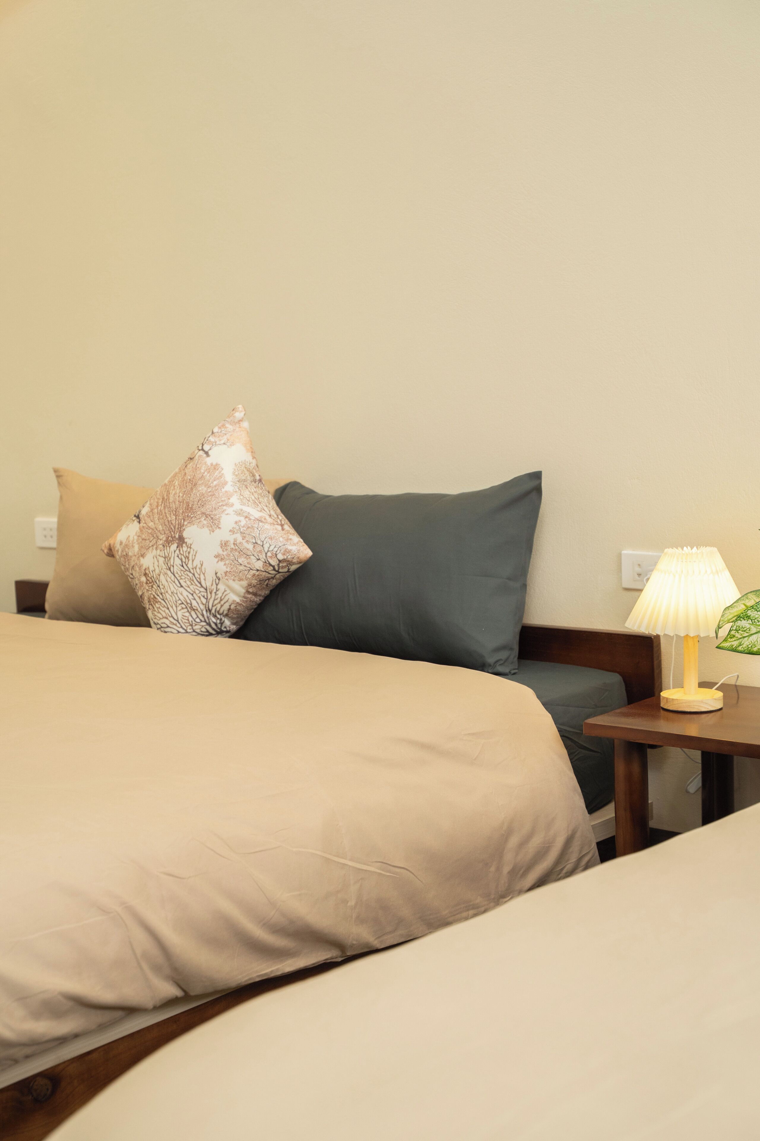 Habitación cuádruple familiar, vistas al jardín | Escritorio, espacio para trabajar con un portátil, wifi gratis