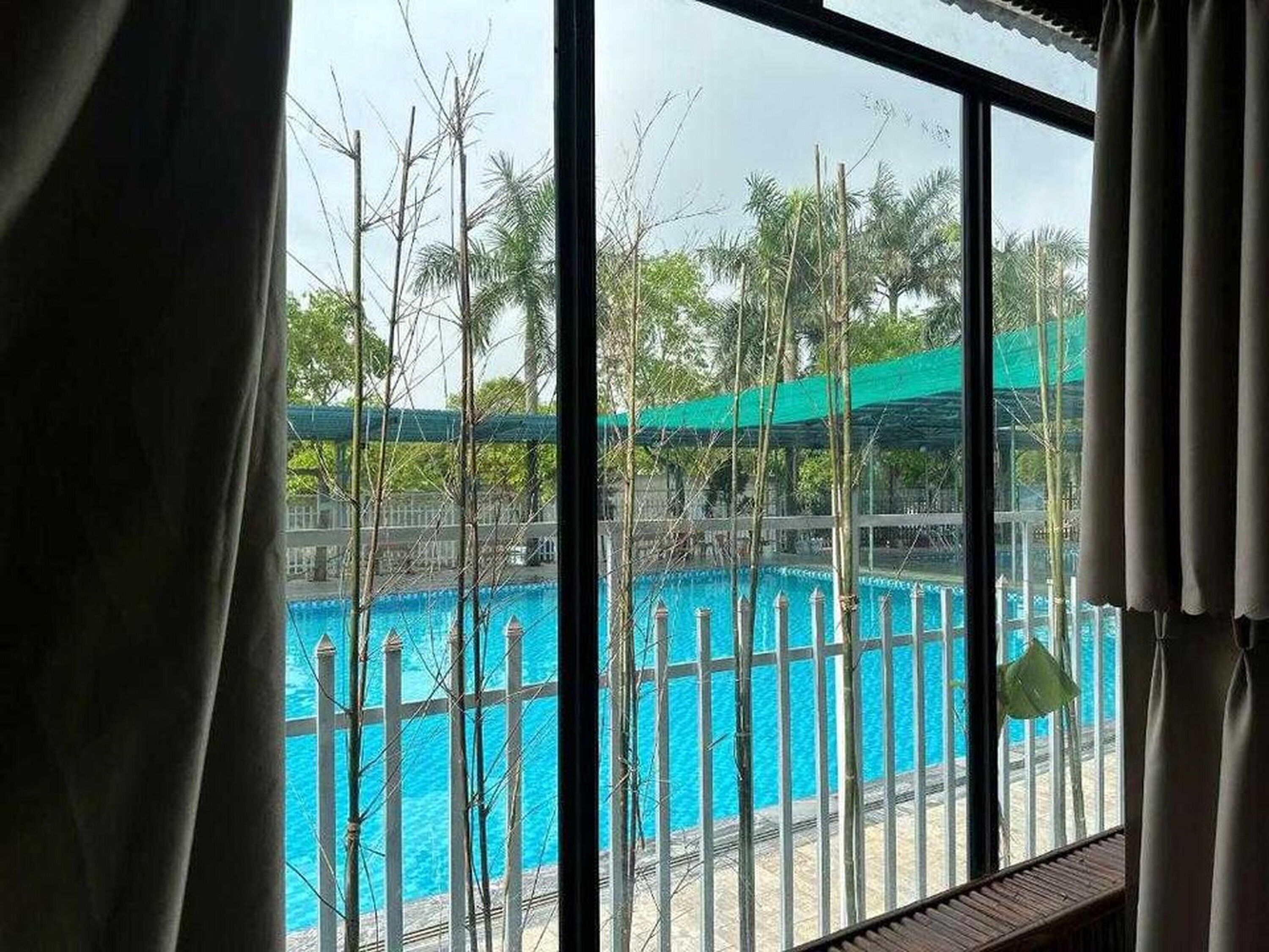 Una piscina al aire libre de temporada