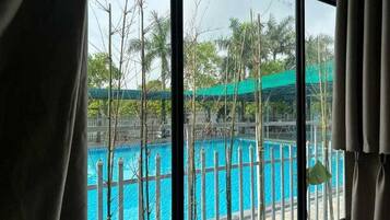 Una piscina al aire libre de temporada