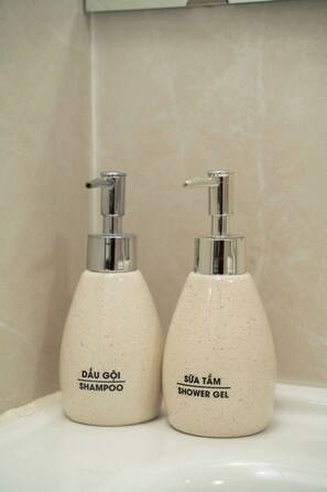 Shower, hair dryer, towels, soap - Sunset Garden 1 (Ninh Binh)