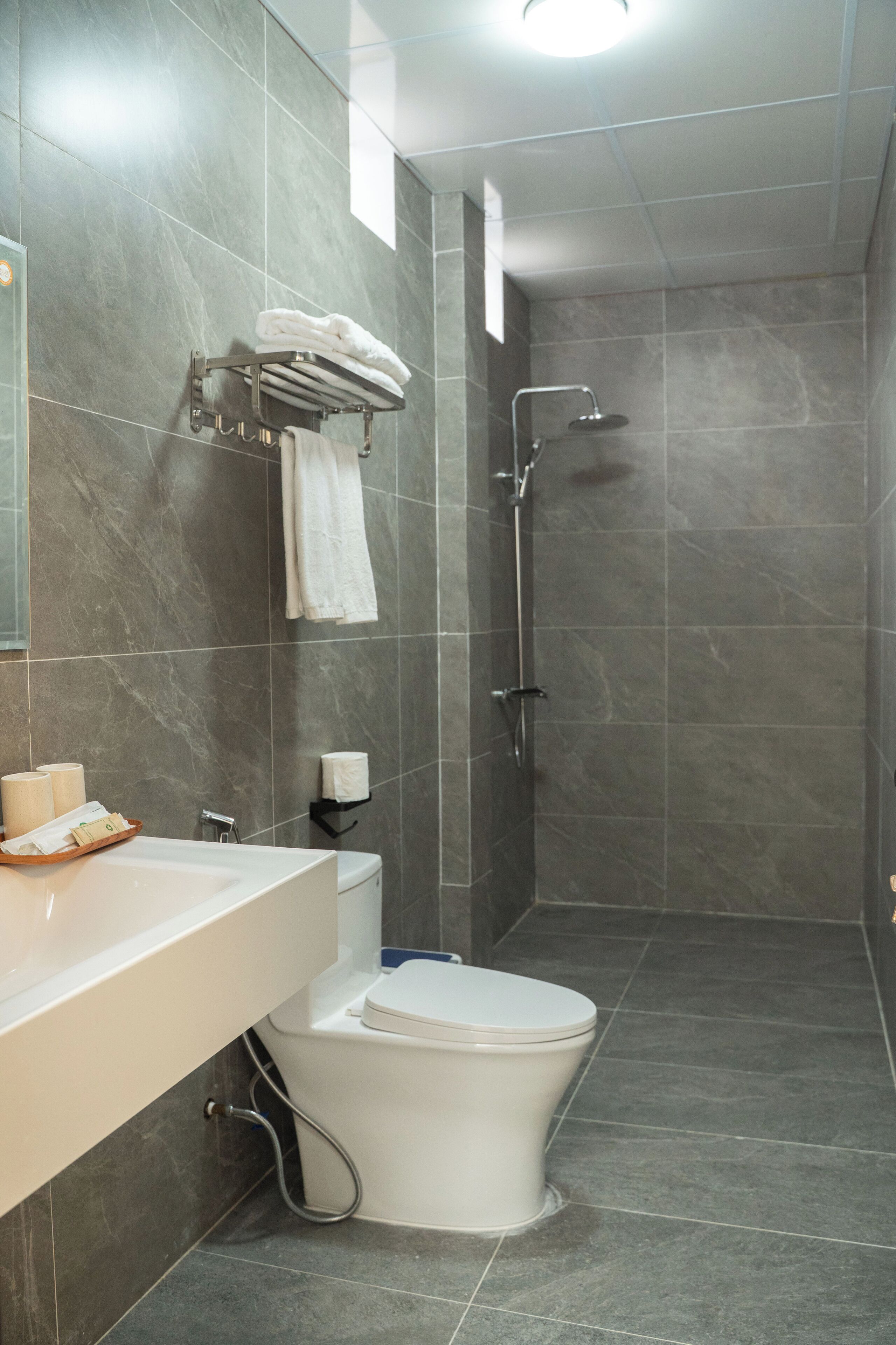 샤워 시설, 헤어드라이어, 타월, 비누