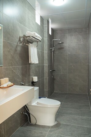 Dusche, Haartrockner, Handtücher, Seife