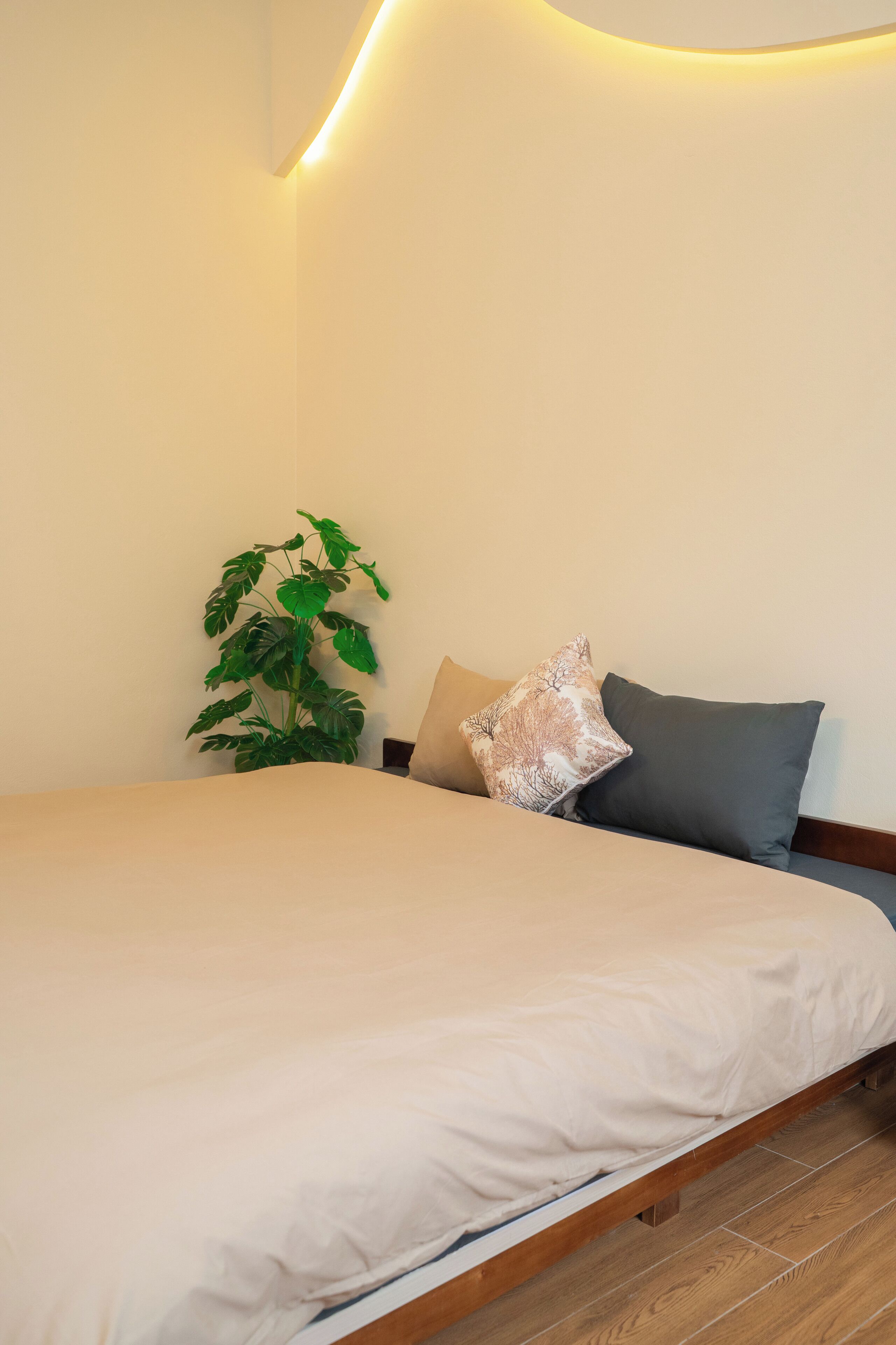 Desk, laptop workspace, free WiFi