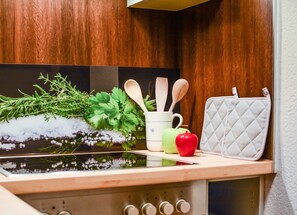Fridge, oven, stovetop, dishwasher