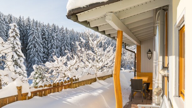 A covered outdoor area with a wooden fence, a bench, and a table. - Holiday Home 'Ferienhaus Apfelbäumchen Lenzkirch' with Mountain View, Private Terrace and Wi-Fi (Lenzkirch)