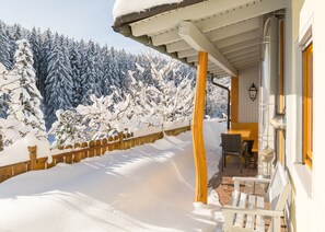 A covered outdoor area with a wooden fence, a bench, and a table. - Holiday Home 'Ferienhaus Apfelbäumchen Lenzkirch' with Mountain View, Private Terrace and Wi-Fi (Lenzkirch)