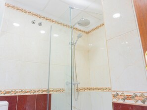 Douche, sèche-cheveux, bidet, serviettes fournies
