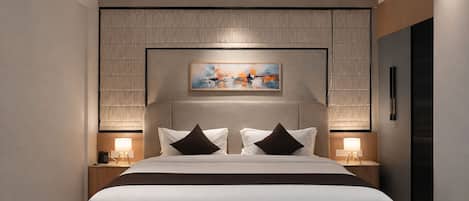 Värdeförvaringsskåp på rummet, skrivbord och mörkläggningsgardiner