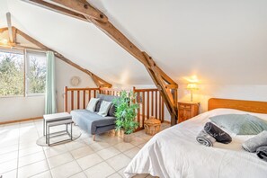 Iron/ironing board, WiFi, bed sheets