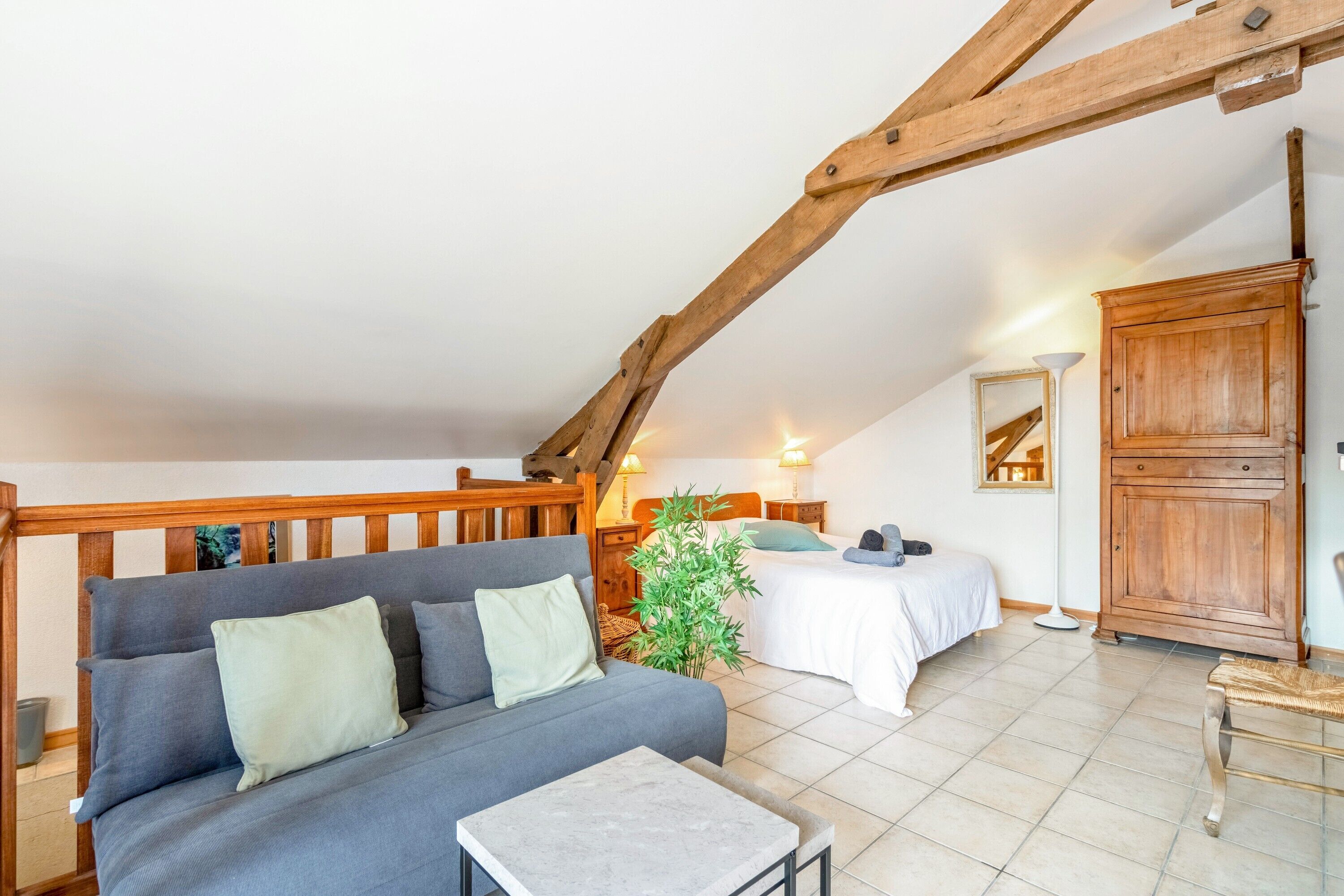 Een strijkplank/strijkijzer, wifi, beddengoed