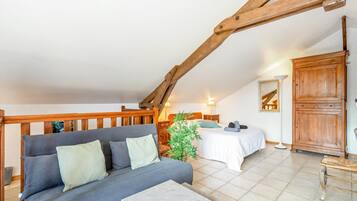 Een strijkplank/strijkijzer, wifi, beddengoed