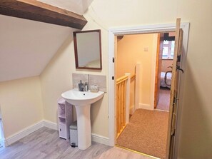 Shower, hair dryer, towels, soap - Manor cottage annexe  (Kempsey)