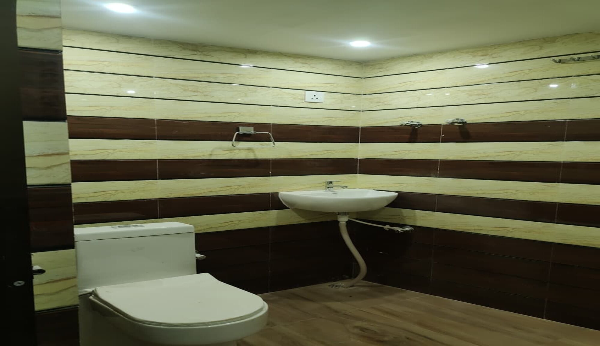 Toallas, jabón, shampoo, papel higiénico