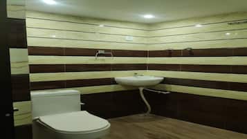 Toallas, jabón, shampoo, papel higiénico