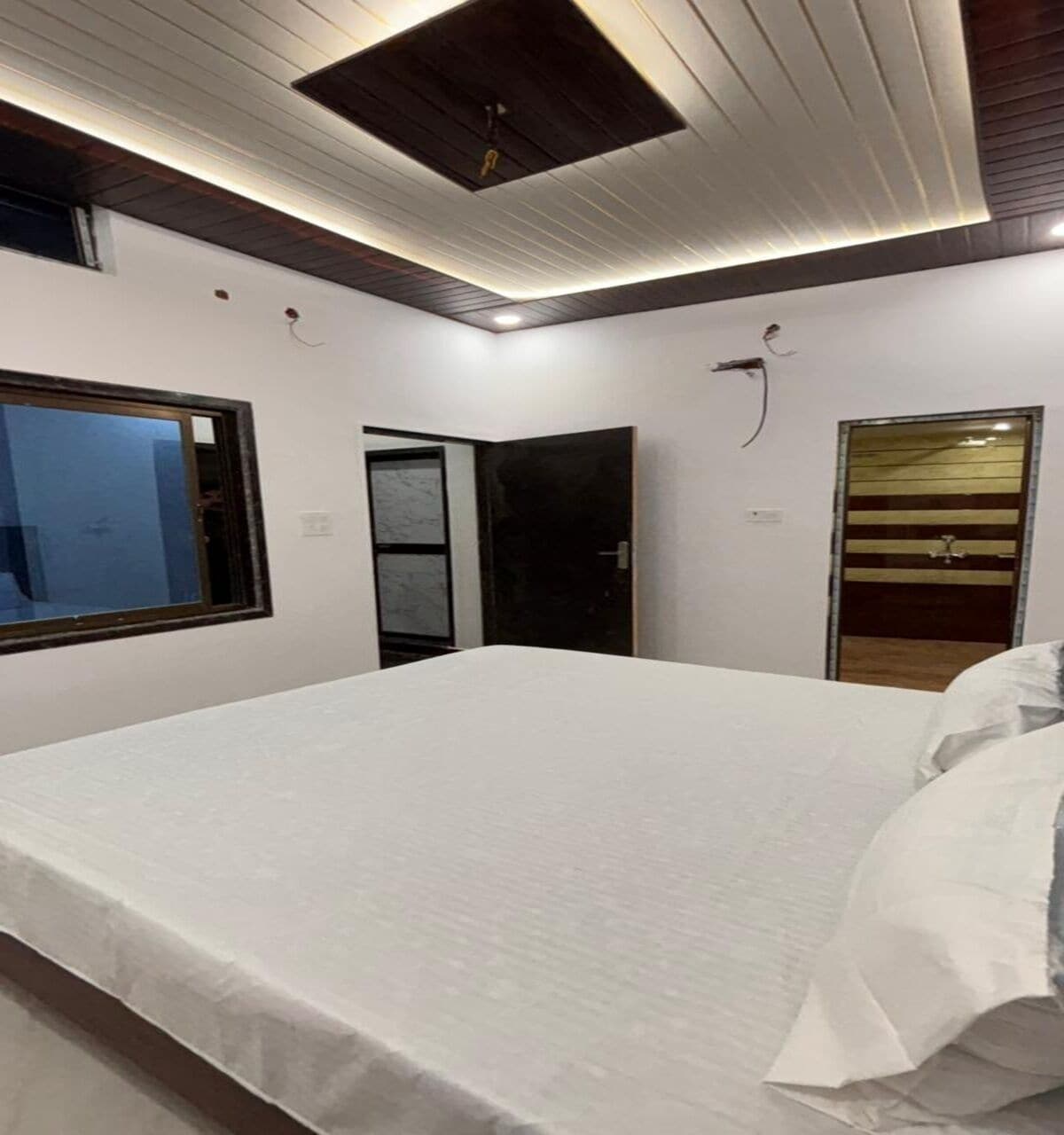 Desk, laptop workspace, free WiFi