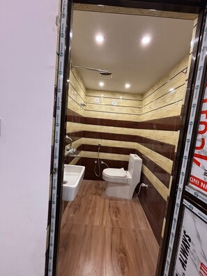 毛巾、肥皂、洗髮精、衛生紙