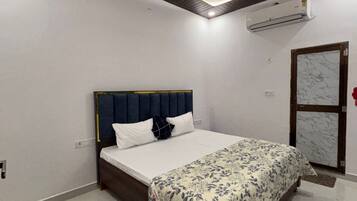Superior Double Room | Desk, laptop workspace, free WiFi