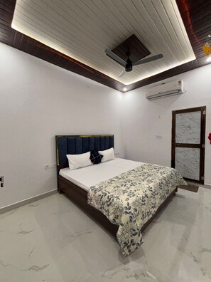 高級雙人房 | 書桌、筆電工作空間、免費無線上網