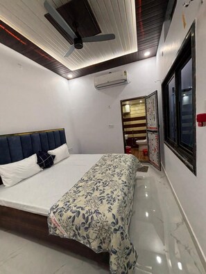 Deluxe Double Room | Desk, laptop workspace, free WiFi - Suryavanshi Guest House (Ayodhya)