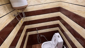 Superior Double Room | Bathroom | Towels, soap, shampoo, toilet paper