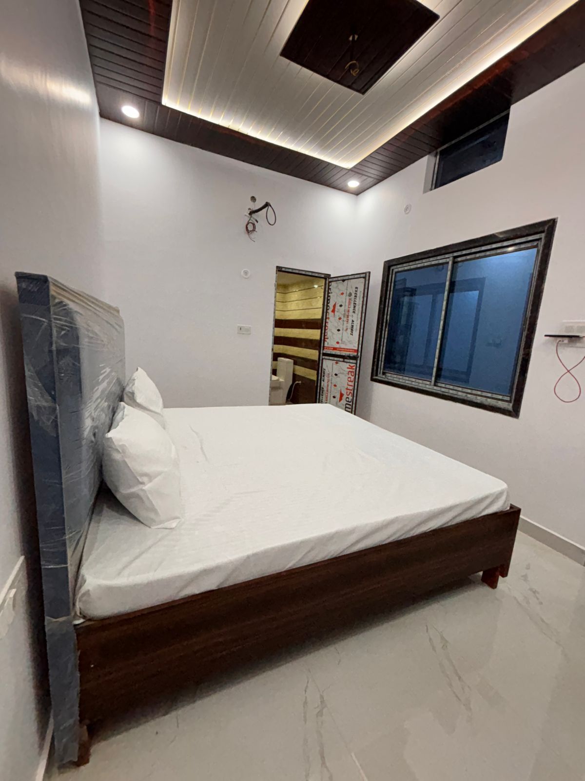 Schreibtisch, laptopgeeigneter Arbeitsplatz, kostenloses WLAN