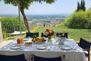 Outdoor dining - Villa Janna Hyères-Sea view & private pool (Hyères)