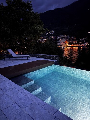 Villa Gea with pool overlooking the lake