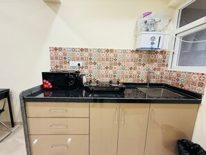 Kjøleskap, kokeplater og kjøkkenutstyr