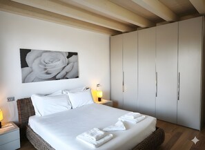 2 bedrooms, desk, free WiFi, bed sheets - Gasparina Pool Lakeview & Terrace apartment (Castelnuovo del Garda)