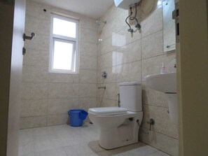 Apartment | Bathroom | Shower, free toiletries, towels, soap - Brij Darshan (Vrindavan)