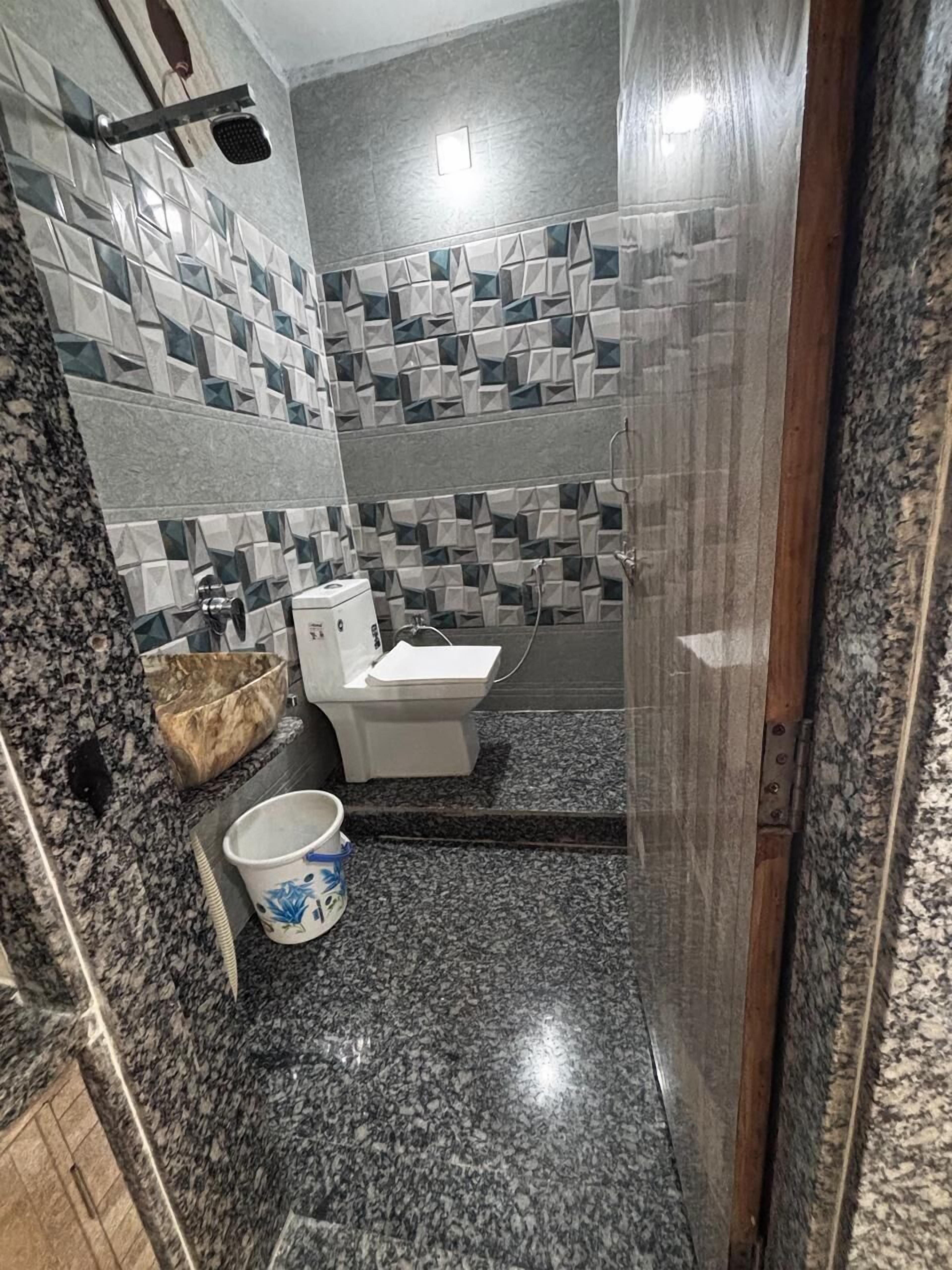 Family Room | Bathroom | Shower, free toiletries, towels, soap