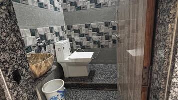 Family Room | Bathroom | Shower, free toiletries, towels, soap