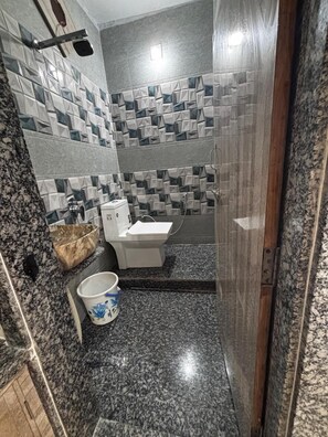 Family Room | Bathroom | Shower, free toiletries, towels, soap - Hotel New Sun n rock (Mount Abu)