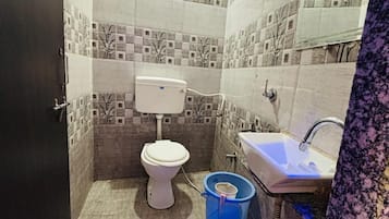 Rom – deluxe | Bad | Dusj, toalettartikler (inkludert), håndklær og såpe