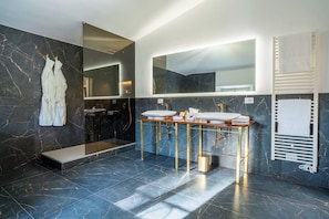 Deluxe Double Room, Park View | Bathroom | Free toiletries, hair dryer, towels, soap - Hotel Villa L'Avvenire (Siena)