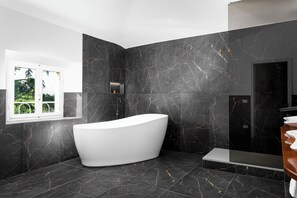 Habitación Deluxe doble, vistas al parque | Baño | Artículos de higiene personal gratuitos, secador de pelo y toallas
