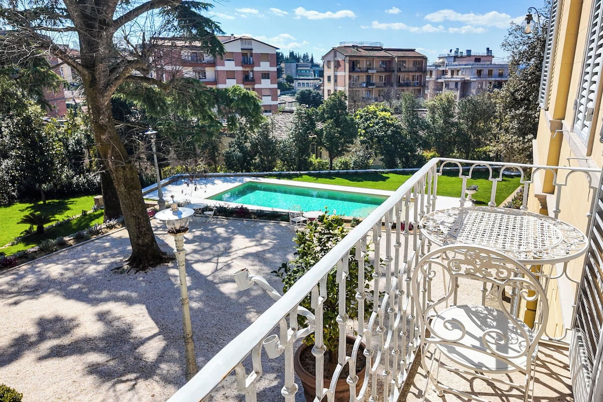 Suite Premier, vista parco | Una scrivania, postazione laptop, Wi-Fi gratuito, lenzuola