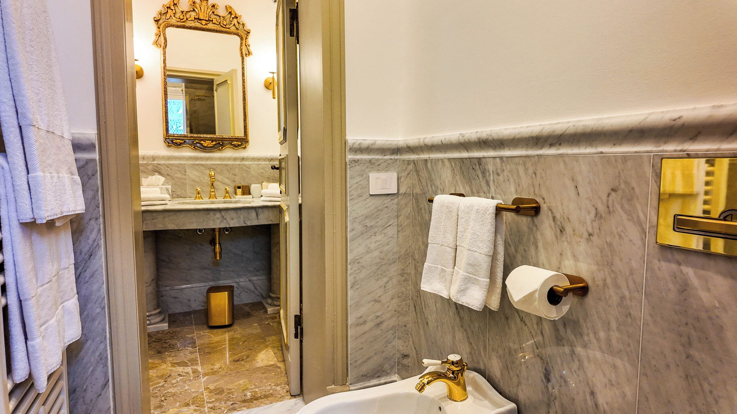 Doppia Deluxe, vista cortile | Una scrivania, postazione laptop, Wi-Fi gratuito, lenzuola