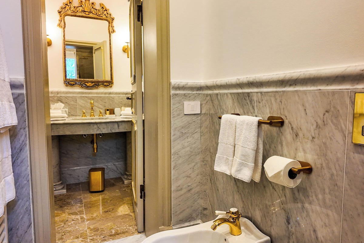 Doppia Deluxe, vista cortile | Una scrivania, postazione laptop, Wi-Fi gratuito, lenzuola