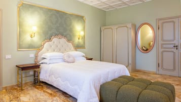 Deluxe-Doppelzimmer, Blick auf den Innenhof | Schreibtisch, laptopgeeigneter Arbeitsplatz, kostenloses WLAN