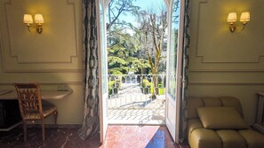 Suite Premier, vista parco | Una scrivania, postazione laptop, Wi-Fi gratuito, lenzuola