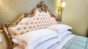 Desk, laptop workspace, free WiFi, bed sheets - Hotel Villa L'Avvenire (Siena)