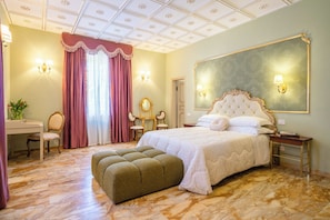 Deluxe Double Room, Courtyard View | Desk, laptop workspace, free WiFi - Hotel Villa L'Avvenire (Siena)
