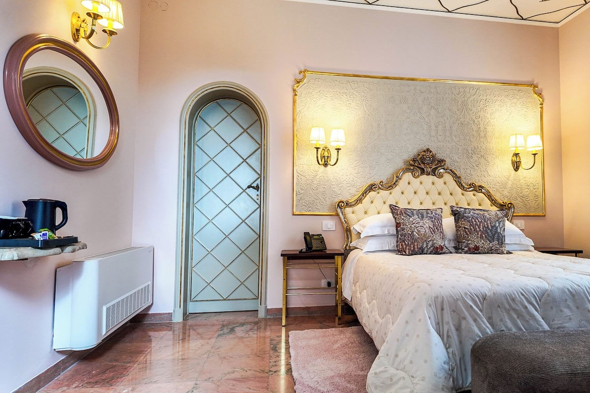 Doppia Deluxe, vista giardino | Una scrivania, postazione laptop, Wi-Fi gratuito, lenzuola