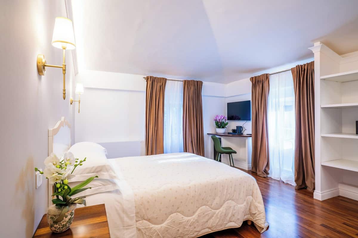 Classic Double Room, Park View | Desk, laptop workspace, free WiFi