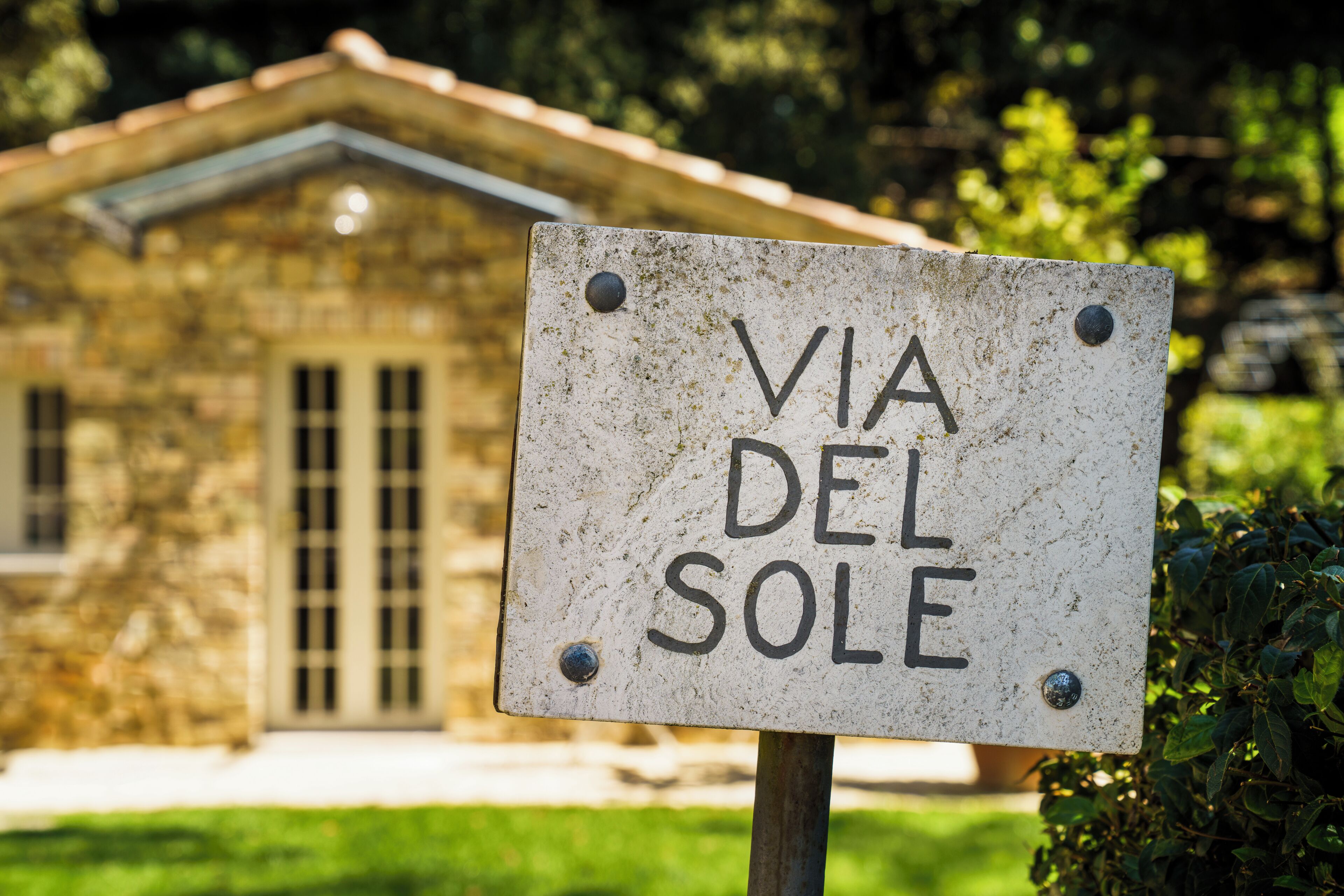 A sign with 'VIA DEL SOLE' written on it.