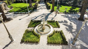 Premier suite, uitzicht op park | Een bureau, een laptopwerkplek, gratis wifi, beddengoed