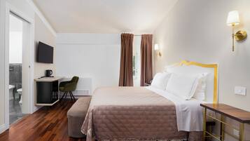 Quarto casal standard | Roupas de cama premium, edredons de pluma, escrivaninha