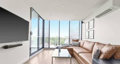 Central Oakleigh 2BR Apartment w Parking